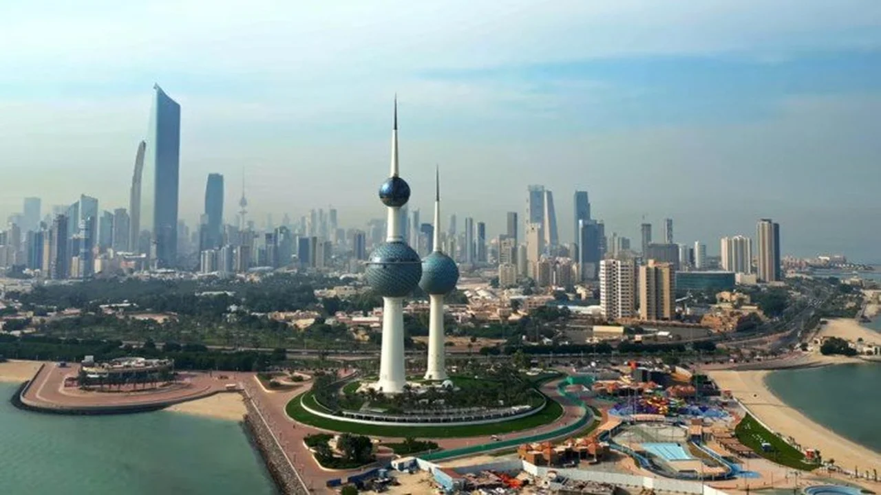 تقلبات درجات الحرارة.. تفاصيل طقس الكويت نهاراً وبتوقيت ساعات الليل المتأخرة